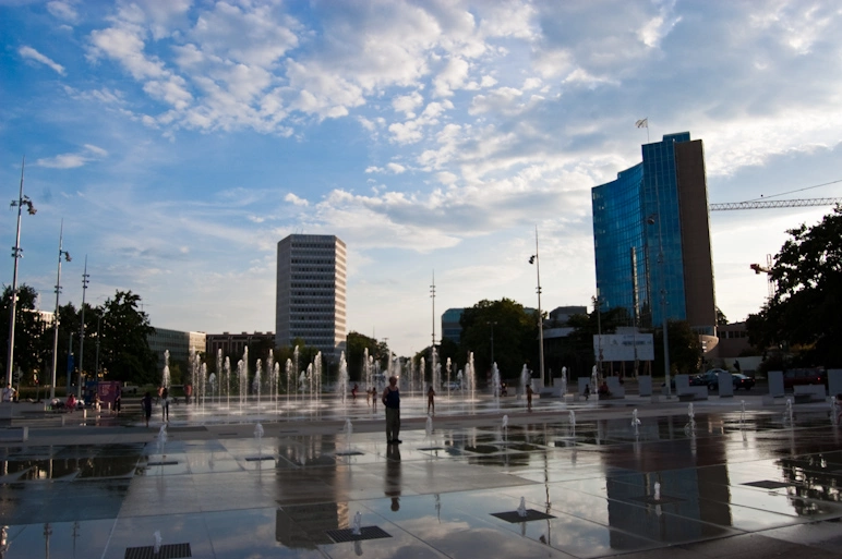 La fuente delante del Palacio de Naciones Unidas (que no aparece en la foto). Parecía sacada de un anuncio de zumos: la fuente-plaza estaba llena de niños calados, sonrientes y corriendo de un lado a otro.