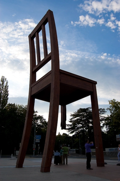 Una silla que cojea (según mi madre significa que todavía hay que arreglar el mundo) también enfrente del Palacio de Naciones Unidas.