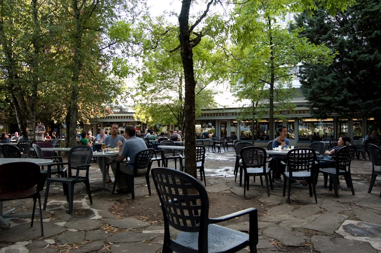 El restaurante R1, a 15 segundos a pie del hostal y donde desayuné, comí y cené la mayoría de los días.