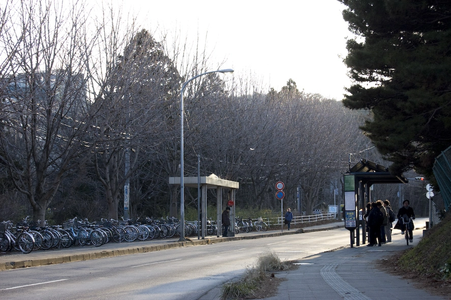 Parada de autobús cerca de la universidad. La gente que va a Aobayama suele dejar la bicicleta ahí y coger el autobús ya que la subida es ciertamente pronunciada.