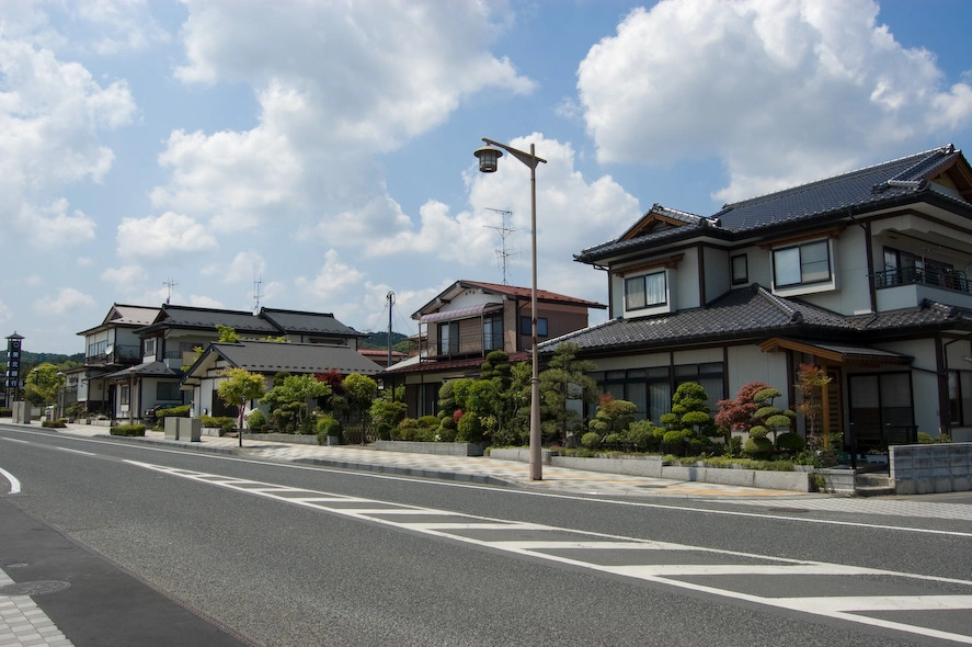 Nada más salir de la estación de tren había una larga calle repleta de estas casas. Los jardines perfectamente cuidados, la acera perfectamente limpia y las casas.. japonesas! La foto no le hace justicia. Eran las doce de la mañana pero estaba todo en silencio, no el silencio de cementerio sino más bien el silencio de meditación.