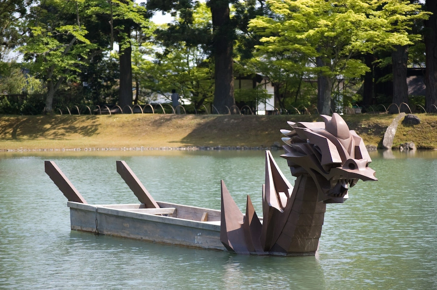 Mi amiga me comentó después de leer uno de los carteles del parque que el lago y los botes con forma de dragón del parque tenían algo que ver con unos enamorados y encuentros furtivos pero he olvidado los detalles.