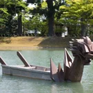 /attachments/trips/visita-a-hiraizumi/canoa-madera-dragon-flotando-en-un-lago_hu_3dab8742afb8cdf7.webp