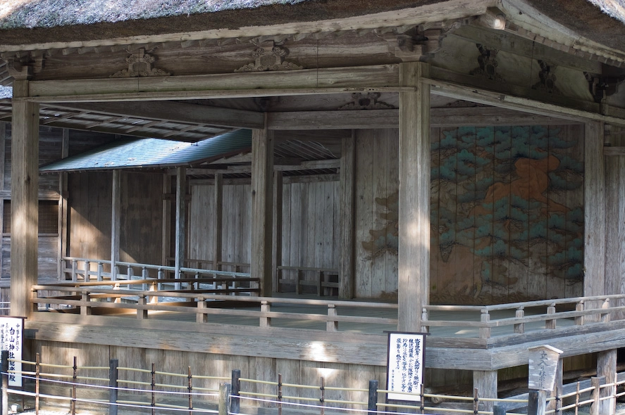 Un escenario típico donde se realizan “obras de teatro” japonesas como Kyogen. Cuando estuve en Osaka en invierno tuve la oportunidad de asistir a una y la experiencia fue memorable. La obra en sí estaba en japonés, como es lógico, pero los avatares del destino quisieron que aparte de hablar cantasen o, según mi madre, produjesen ruidos con unas caras tan graciosas que provocaban risa contagiosa. Obviaré los detalles. .