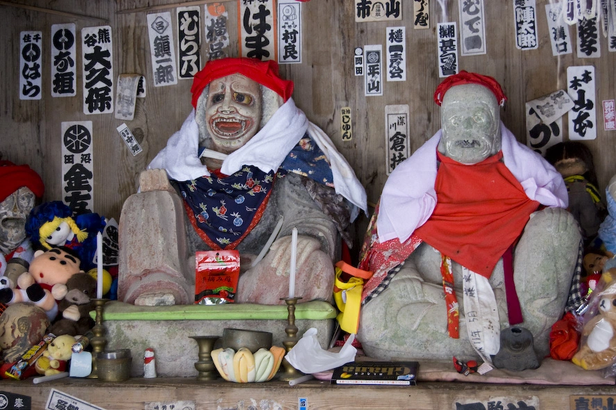 Atención a las ofrendas de la izquierda y a la cara de las estatuas. Yo si fuera una estatua demoníaca aunque me haría ilusión que los niños me regalasen eso me quitaría fuerza dramática.