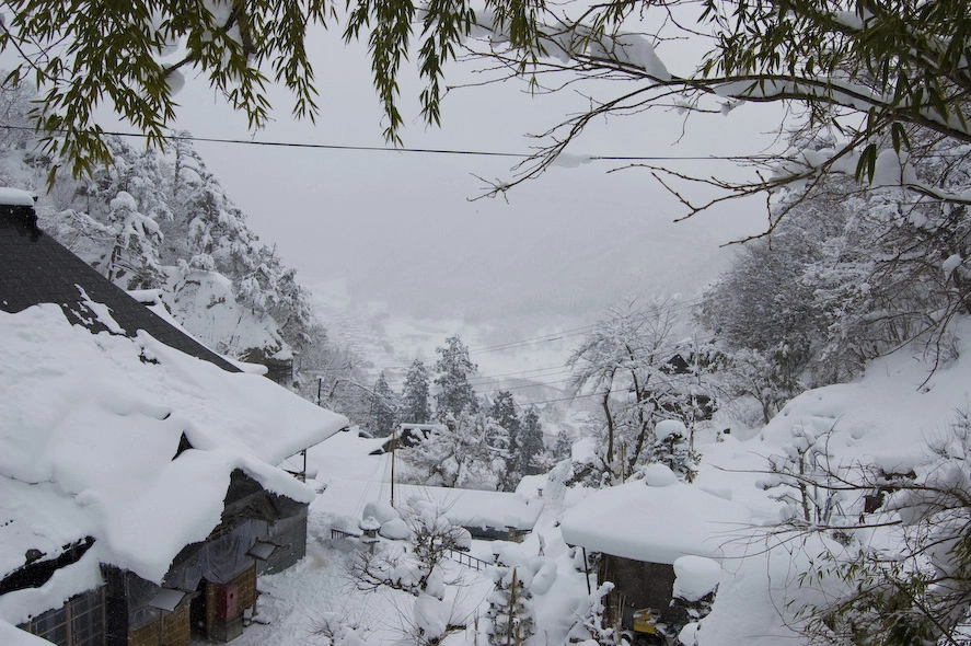 Vista a mitad de camino de subida a la montaña. Estaba cayendo una buena tormenta de nieve.